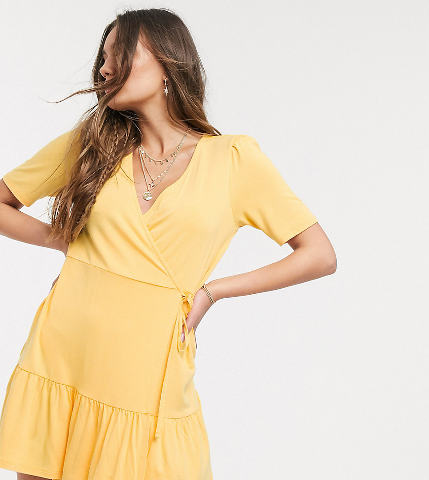 ASOS DESIGN Petite - Mini-jurk met overslag in geel
