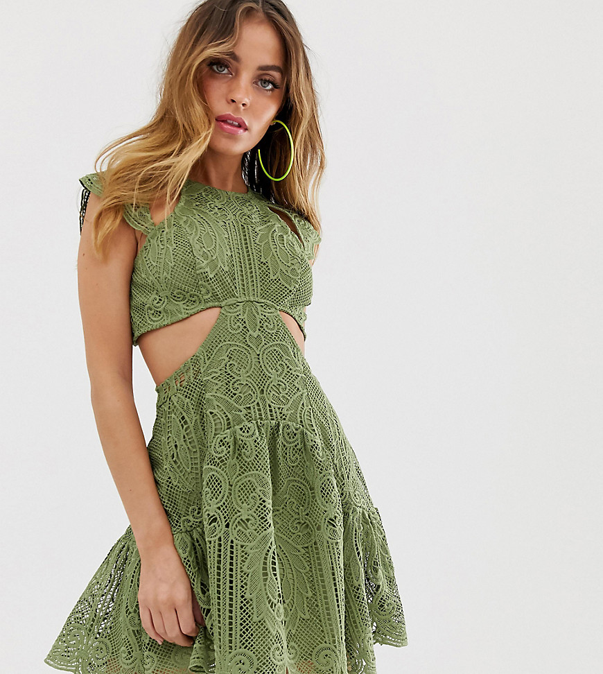 ASOS DESIGN Petite - Mini-jurk van opgewerkt kant met wijduitlopende zoom-Groen