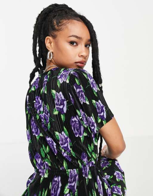 ASOS DESIGN Petite - Mini jurk van plissé met korte mouwen, ruches en  overslag in zwart met blauwe rozenprint | ASOS