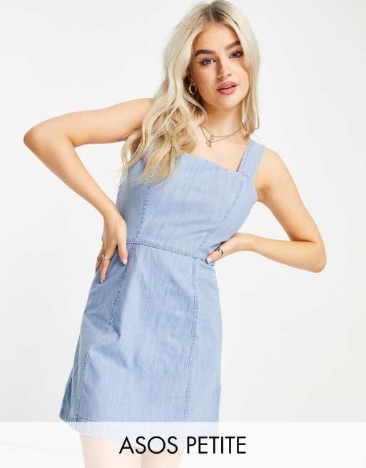 ASOS DESIGN Petite Mini Latzkleid aus weichem Denim in mittlerer Waschung