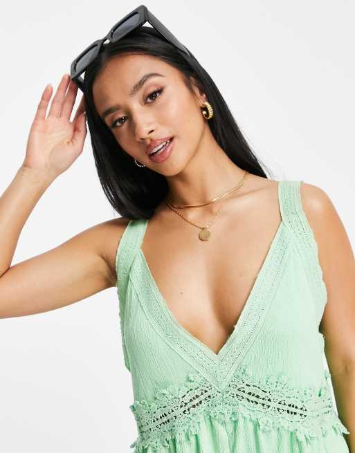 ASOS DESIGN Petite – Mini-Sommerkleid in Grün mit V-Ausschnitt und Stickerei, 3 von 4