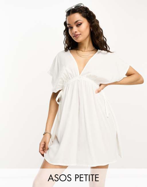 ASOS DESIGN Petite – Mini-Strandkleid in Weiß mit Flatterärmeln und Tunnelzug in der Taille 