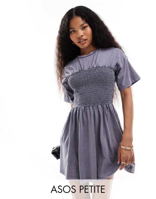 ASOS DESIGN Petite - Mini T-shirtjurk met gesmokte buste in blauw met wassing