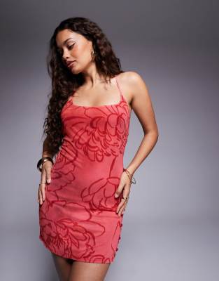ASOS DESIGN Petite - Mini-Trägerkleid aus rosa Netzstoff mit Blumenmuster, eckigem Ausschnitt und Kontrastknöpfen-Bunt