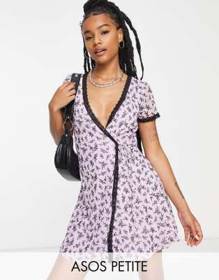 ASOS DESIGN Petite - Mini-Wickelkleid aus Netzstoff in Flieder mit Spitzenbesatz und Gänseblümchenmuster-Bunt