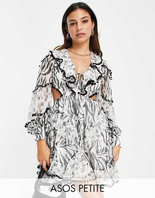 ASOS DESIGN Petite - Minikjole med flæsedetaljer, pompon-kant og blandet print i chiffon 