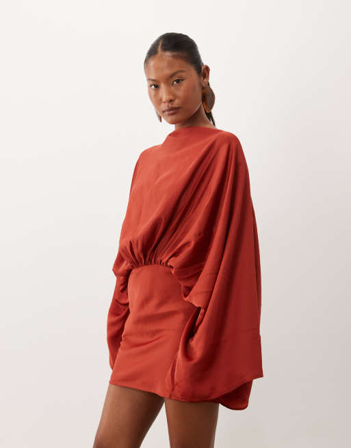 ASOS DESIGN Petite minikjole med kappeærmer og åben ryg med kvaster i rust, 2 af 4