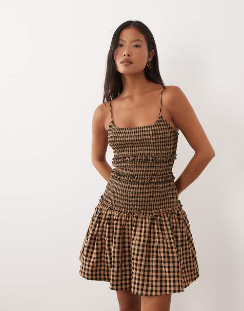 ASOS DESIGN Petite - Minikjole med sænket rynket talje og marineblå og gyldenbrune gingham-tern i krølstof - view 1