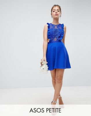 ASOS DESIGN - Petite miniklänning i förklädesstil med spets-Blå