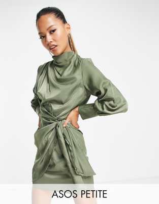 ASOS DESIGN Petite - Minikleid in Khaki mit Faltendetails, Wasserfallausschnitt und Bindeband am Rock-Grün