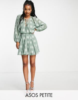 ASOS DESIGN Petite - Minikleid in Salbeigrün mit tiefem Ausschnitt und Godet-Rock