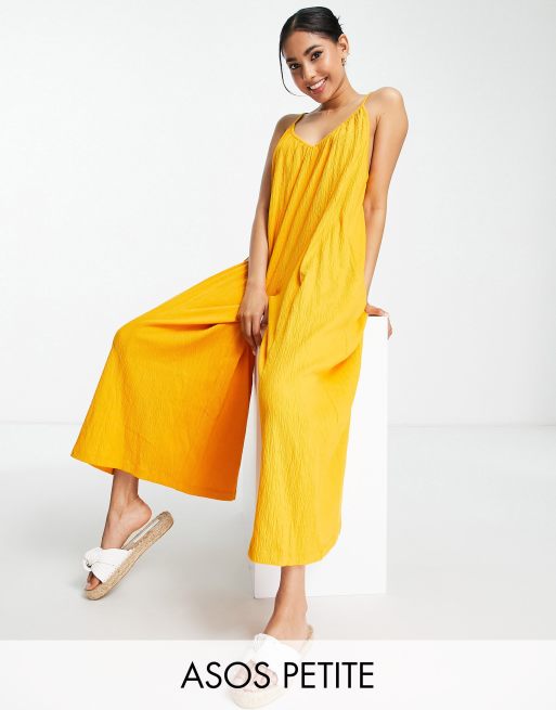 ASOS DESIGN Petite - Minimalistische jumpsuit van kreukelstof met wijde pijpen en camibandjes in oranje