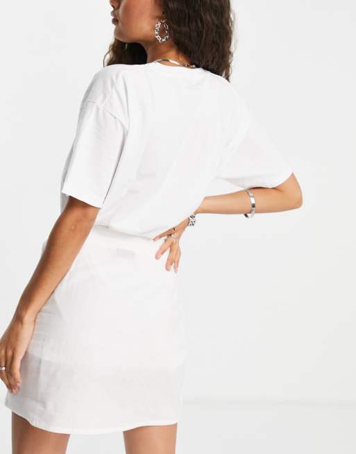 ASOS DESIGN Petite – Minirock im Leinen-Look mit asymmetrischer Knopfleiste in Weiß, 2 von 4