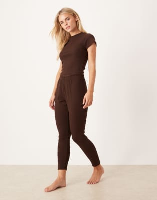 ASOS DESIGN Petite - Mix & Match - Gerippte Lounge-Leggings in Schokobraun-Brown