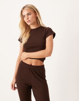ASOS DESIGN Petite - Mix & Match - Knapp geschnittenes, geripptes Lounge-T-Shirt in Schokobraun-Brown