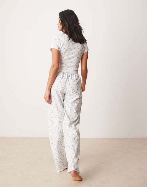 ASOS DESIGN Petite – Mix & Match – Pyjama-Hose mit freiliegendem Bund, Picot-Besatz und Blümchenmuster, 4 von 4
