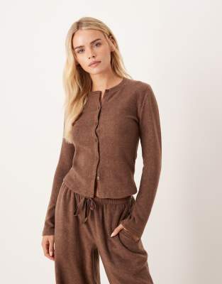 ASOS DESIGN Petite - Mix & Match - Strickjacke aus leichtem Fleece in Schokobraun-Brown
