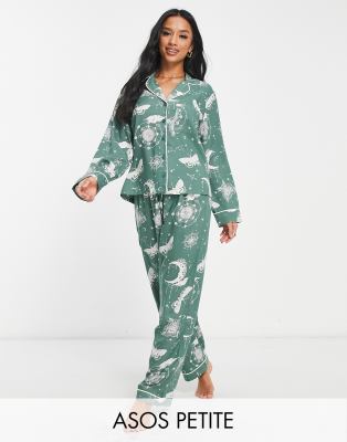 ASOS DESIGN Petite - Modal-Pyjama aus Hemd und Hose in Salbeigrün mit Himmelskörper-Muster