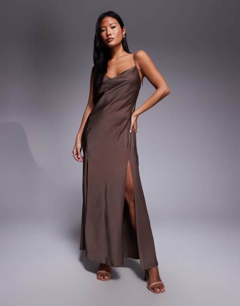 ASOS DESIGN Petite - Mokkabrun maxikjole med slids og bindestropper i satin - view 1