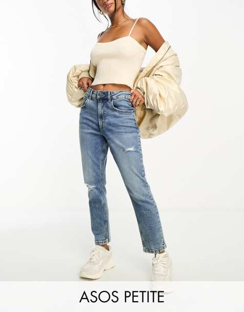 ASOS DESIGN Petite – Mom-Jeans in Mittelblau mit schmalem Schnitt und Riss - view 1
