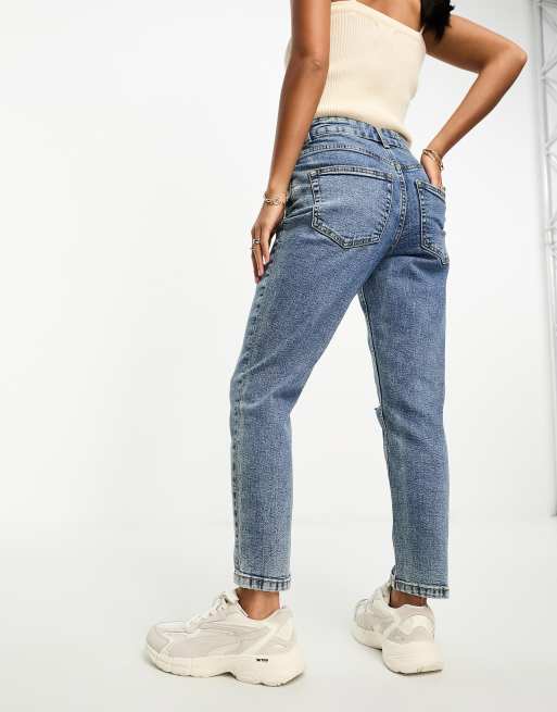 ASOS DESIGN Petite – Mom-Jeans in Mittelblau mit schmalem Schnitt und Riss, 2 von 5