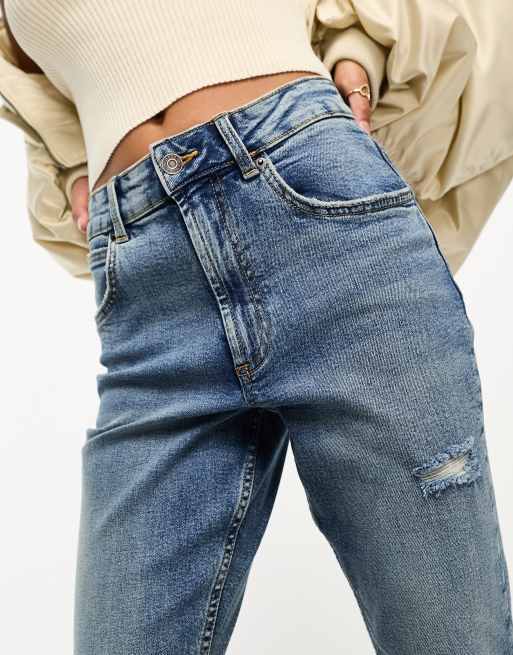 ASOS DESIGN Petite – Mom-Jeans in Mittelblau mit schmalem Schnitt und Riss, 3 von 5