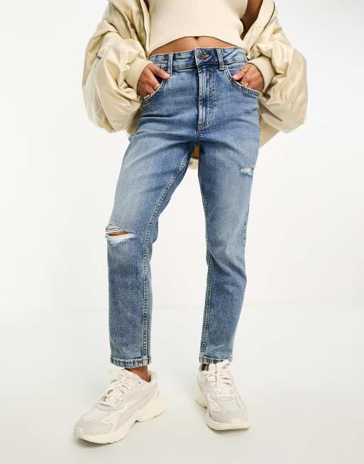 ASOS DESIGN Petite – Mom-Jeans in Mittelblau mit schmalem Schnitt und Riss, 4 von 5
