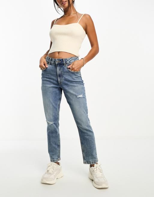 ASOS DESIGN Petite – Mom-Jeans in Mittelblau mit schmalem Schnitt und Riss, 5 von 5
