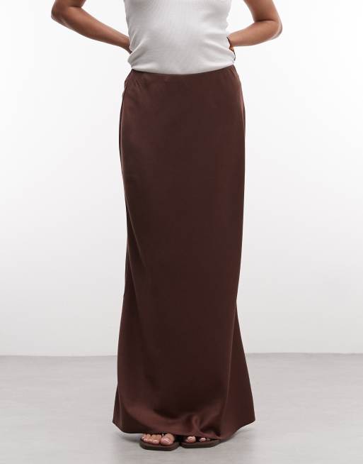 ASOS DESIGN Petite – Mörkbrun, diagonalskuren maxikjol i satin, 2 av 5