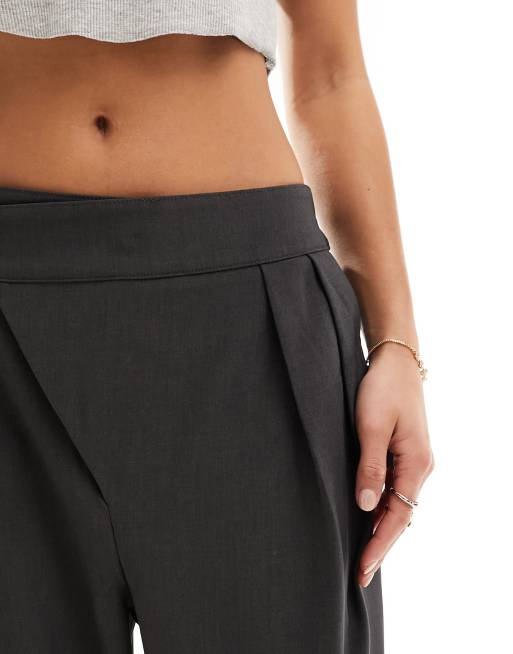 ASOS DESIGN Petite – Mörkgrå, figursydda, avsmalnande byxor med asymmetrisk midja, 4 av 5