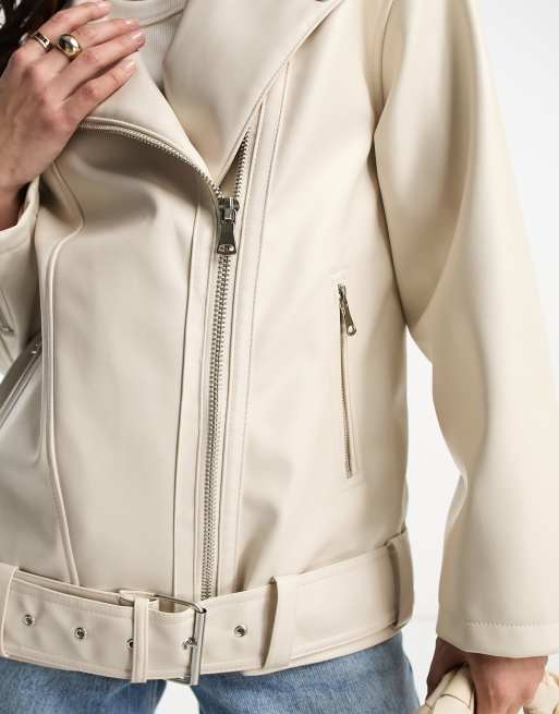 ASOS DESIGN Petite – Naturvit, lång bikerjacka i oversize av läderimitation, 3 av 4