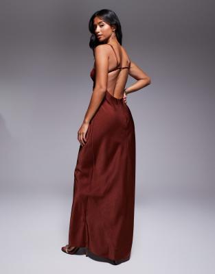 ASOS DESIGN Petite - Neckholder-Maxikleid in Zimtbraun aus Satin mit kontrastierender Brustpartie-Brown
