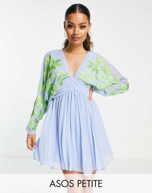 ASOS DESIGN Petite – Niebieska plisowana sukienka mini z nietoperzowymi rękawami i z zielonym haftem 