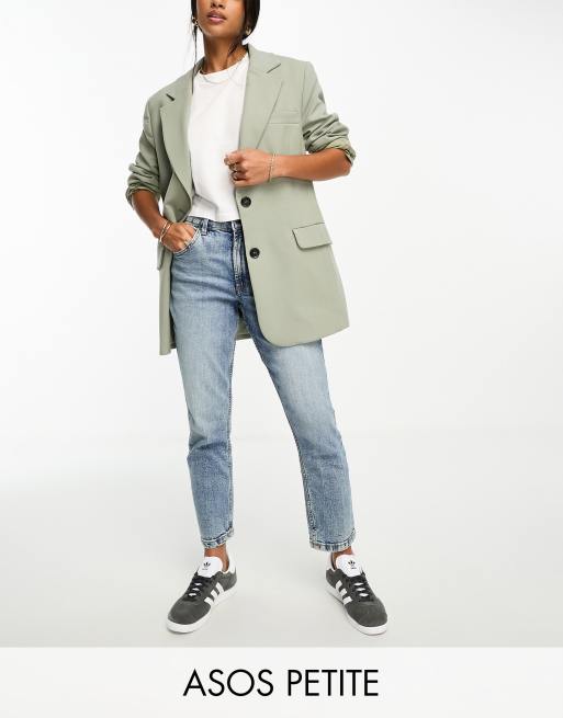 ASOS DESIGN Petite – Niebieskie wygodne mom jeans o dopasowanym kroju