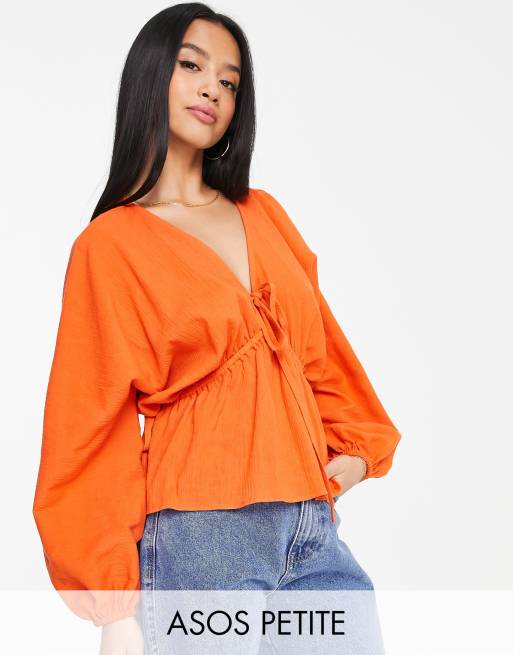 ASOS DESIGN Petite – Oberteil in Orange in natürlicher Knitteroptik mit seitlichen Bindebändern
