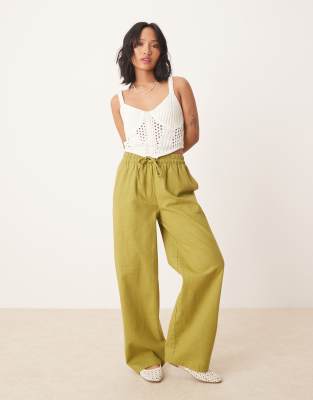 ASOS DESIGN Petite – Olivfärgade byxor i linnestil med raka ben och elastisk midja - view 1