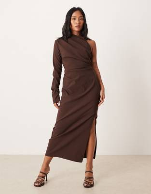 ASOS DESIGN Petite - One-Shoulder-Midikleid in Schokobraun mit Drapierung-Grau