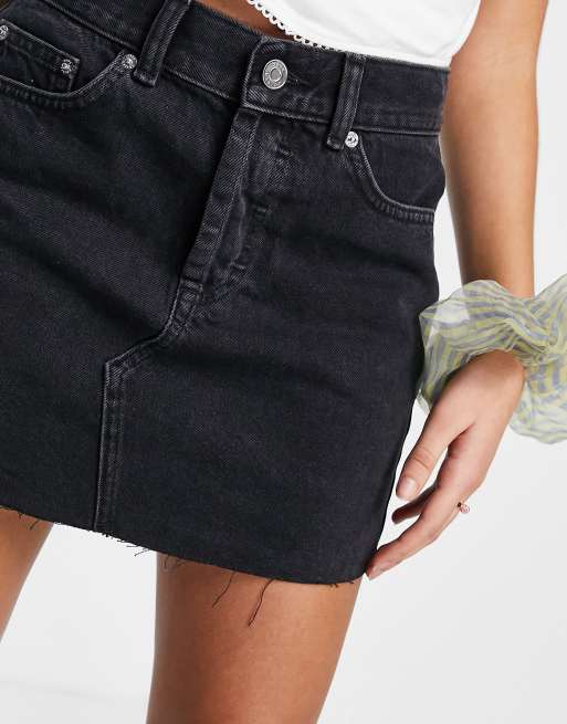 ASOS DESIGN Petite – Original – Mini-Jeansrock in verwaschenem Schwarz mit mittelhohem Bund, 3 von 4