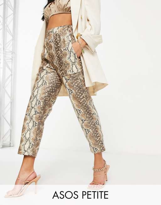 ASOS DESIGN Petite – Ormskinnsmönstrade peg-byxor i läderimitation 