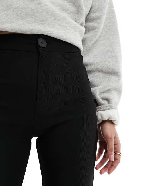 ASOS DESIGN Petite – Ottoman – Czarne prążkowane spodnie z rozszerzanymi nogawkami z rozcięciami, 3 z 5