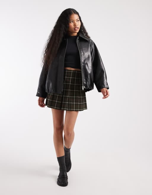 ASOS DESIGN Petite – Oversize-Bomberjacke in schwarzer Lederoptik, 2 von 4