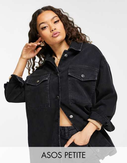ASOS DESIGN Petite – Oversize-Hemdjacke aus Denim in verwaschenem Schwarz mit Teddyfutter