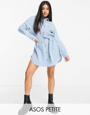 ASOS DESIGN Petite - Oversize-Hemdkleid aus weichem Jeansstoff mit Gürtel in mittlerer Waschung-Blau