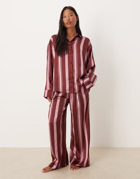 ASOS DESIGN Petite – Oversize-Pyjama aus Satin in Burgunderrot gestreift mit Hemd und Hose - view 1
