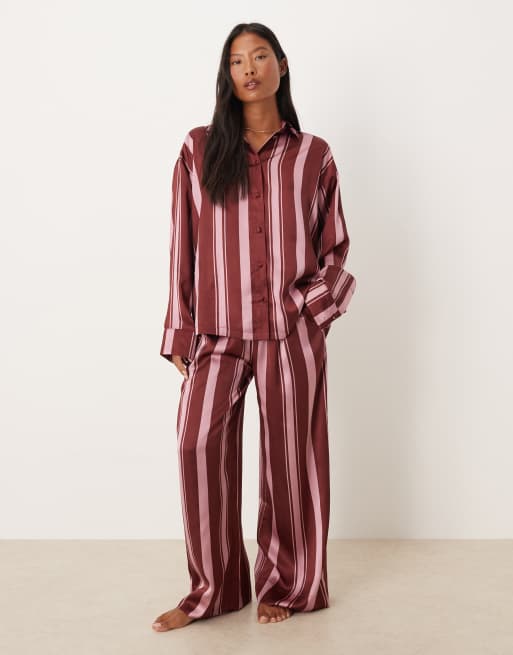 ASOS DESIGN Petite – Oversize-Pyjama aus Satin in Burgunderrot gestreift mit Hemd und Hose