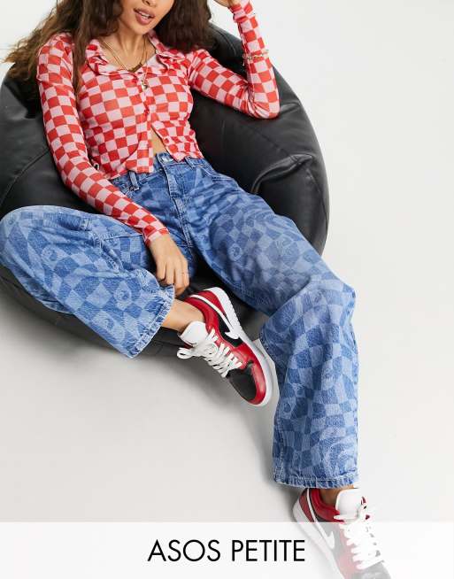 ASOS DESIGN Petite – Oversize-Skater-Jeans aus Baumwollmix mit psychedelischem Laserprint und mittelhohem Bund - MBLUE