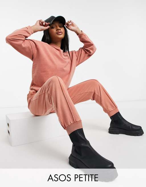 ASOS DESIGN Petite – Oversize-Trainingsanzug mit Sweatshirt und Jogginghose mit Biesen in terrakottafarbener Acid-Waschung