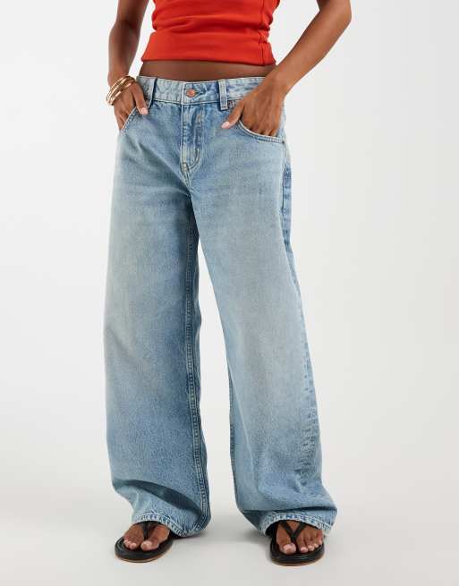 ASOS DESIGN Petite oversized baggy boyfriend jeans in lightwash blue, 3 of 5