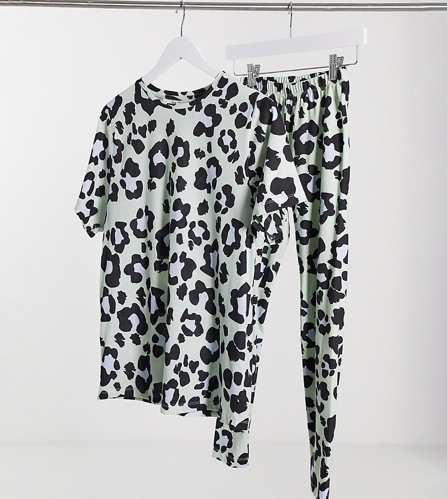ASOS DESIGN Petite - Oversized pyjamaset van T-shirt en legging met luipaardprint in saliegroen