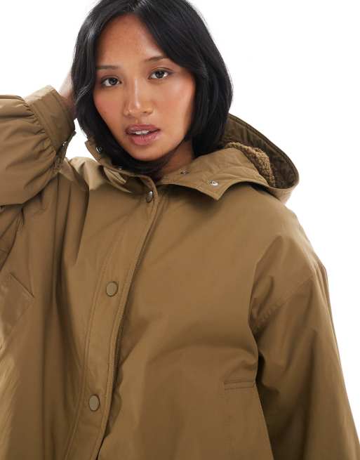 ASOS DESIGN Petite - Oversized regenjas met fleecevoering in olijfgroen, 4 van 4